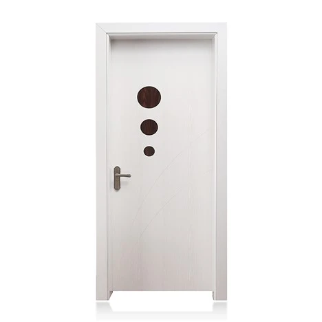 Tre cerchi che decorano la porta di superficie in WPC per la casa